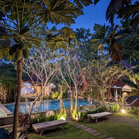 Astuti Gallery Homestay Джокьякарта Экстерьер фото