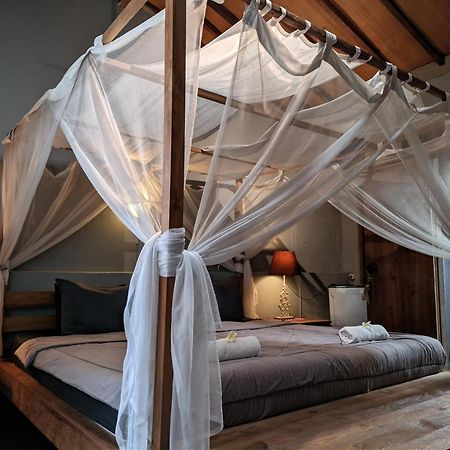Astuti Gallery Homestay Джокьякарта Экстерьер фото