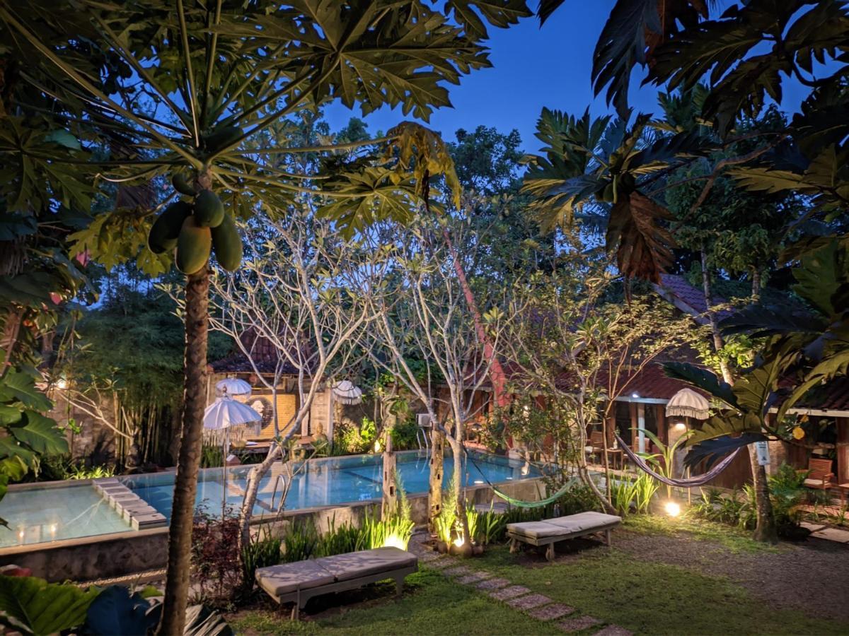 Astuti Gallery Homestay Джокьякарта Экстерьер фото