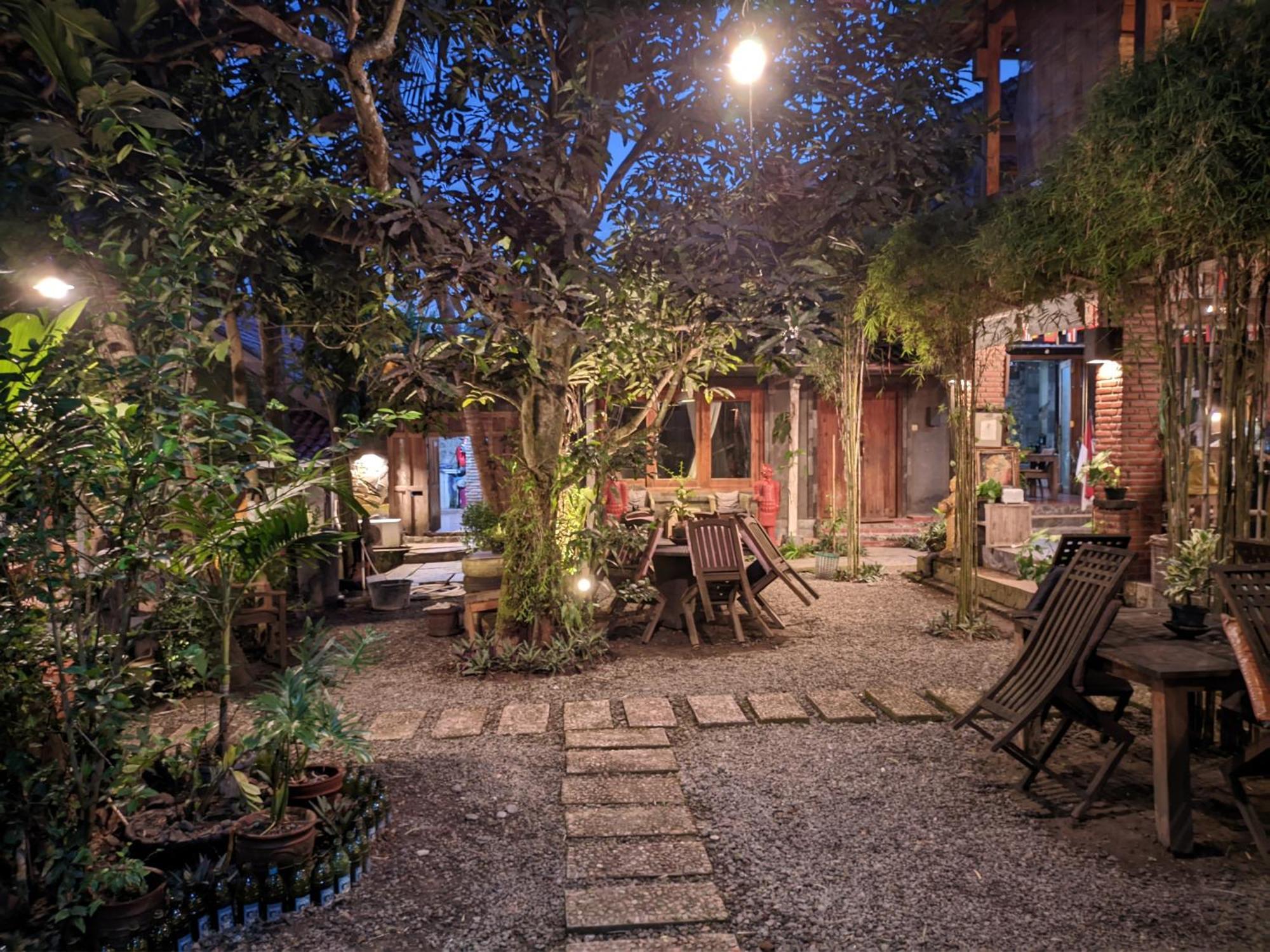 Astuti Gallery Homestay Джокьякарта Экстерьер фото
