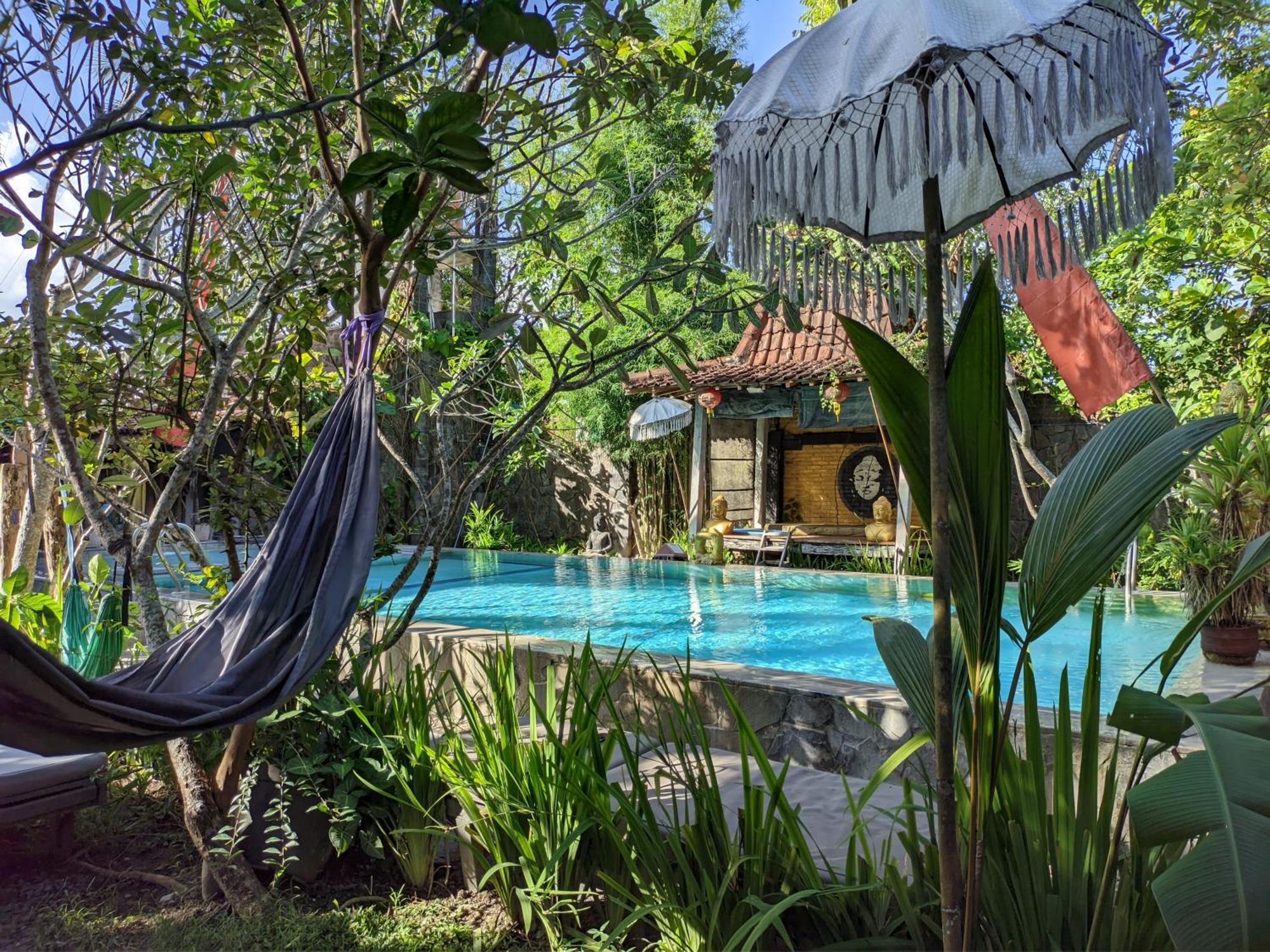 Astuti Gallery Homestay Джокьякарта Экстерьер фото