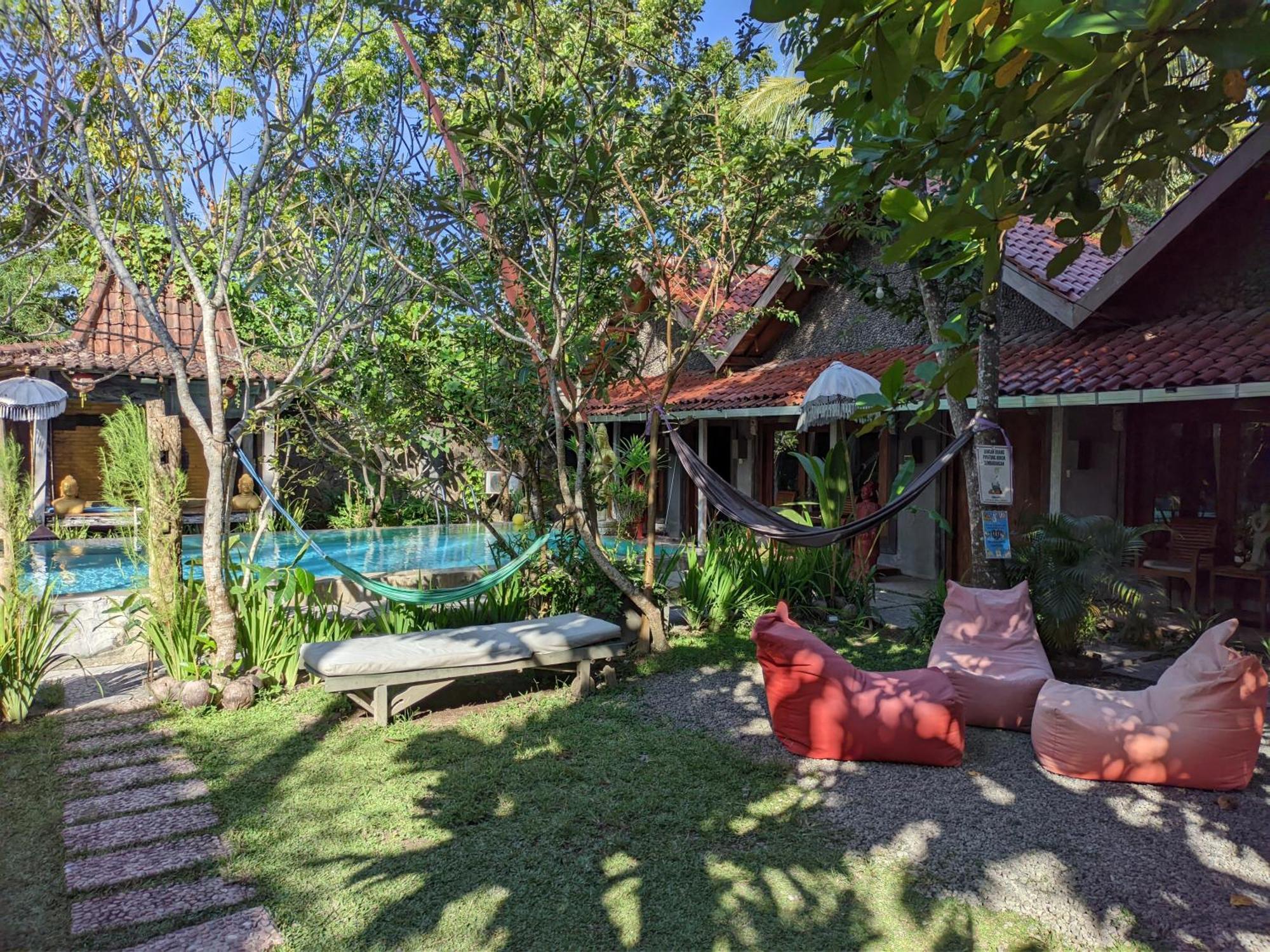 Astuti Gallery Homestay Джокьякарта Экстерьер фото