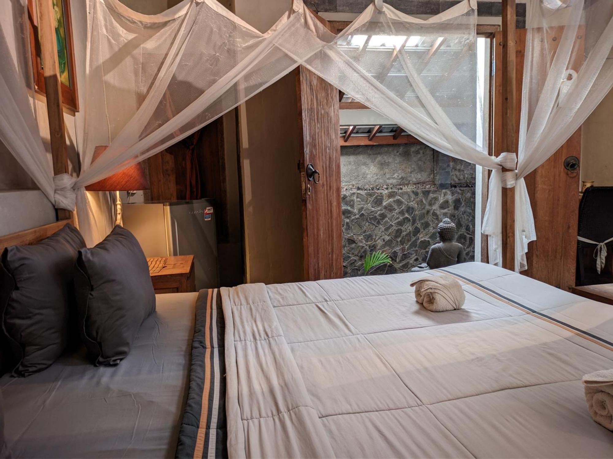 Astuti Gallery Homestay Джокьякарта Экстерьер фото