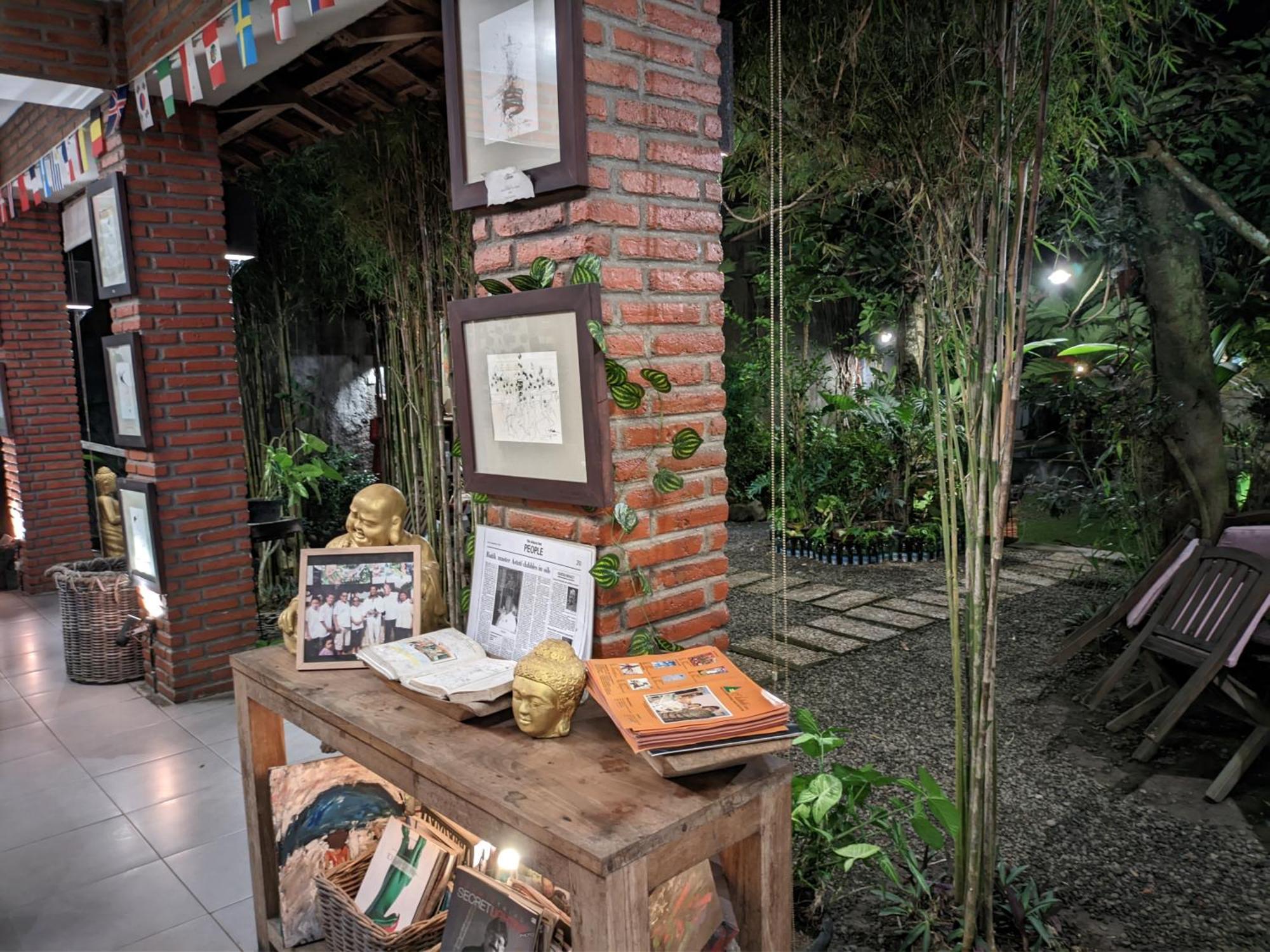 Astuti Gallery Homestay Джокьякарта Экстерьер фото