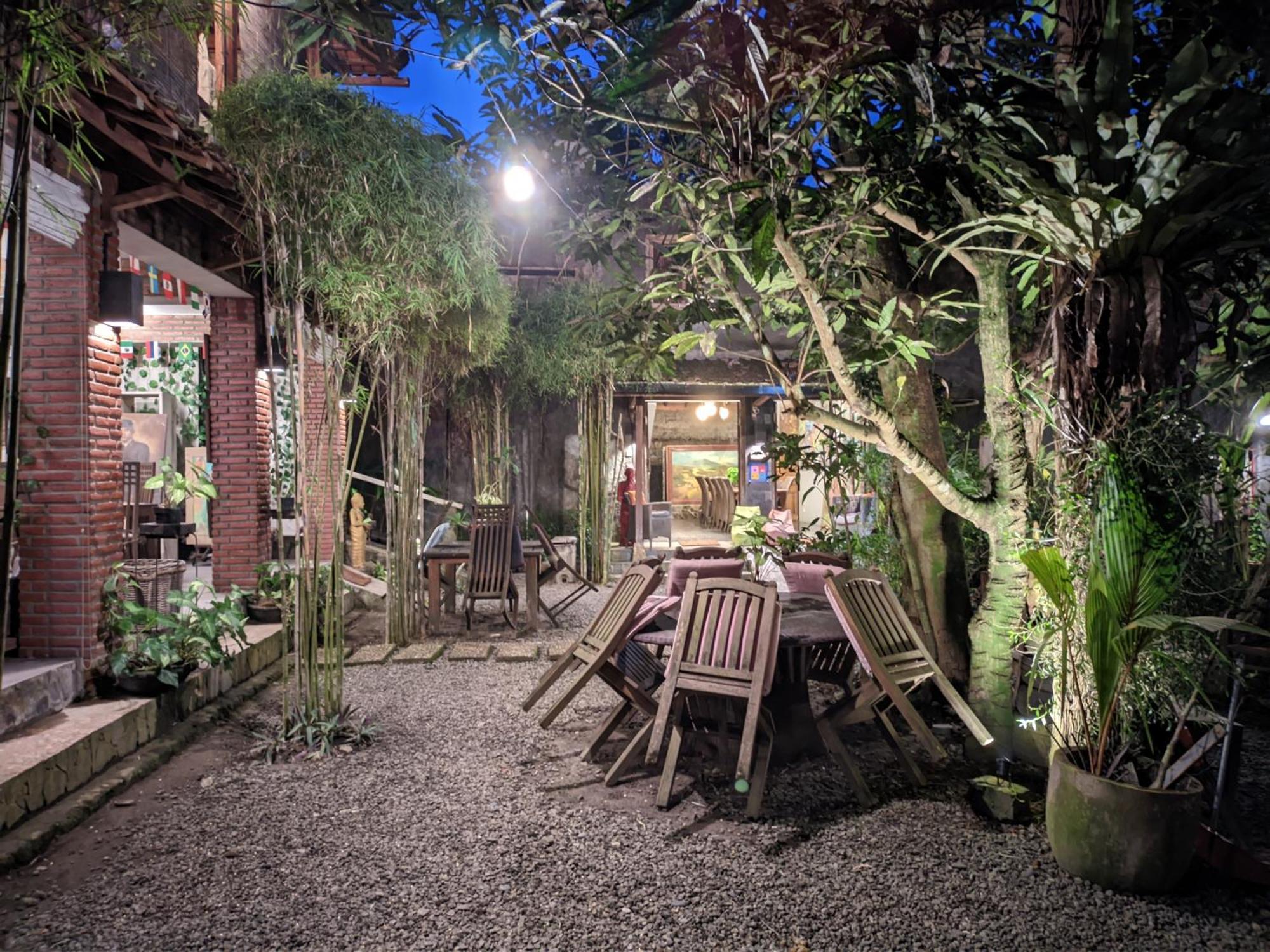 Astuti Gallery Homestay Джокьякарта Экстерьер фото