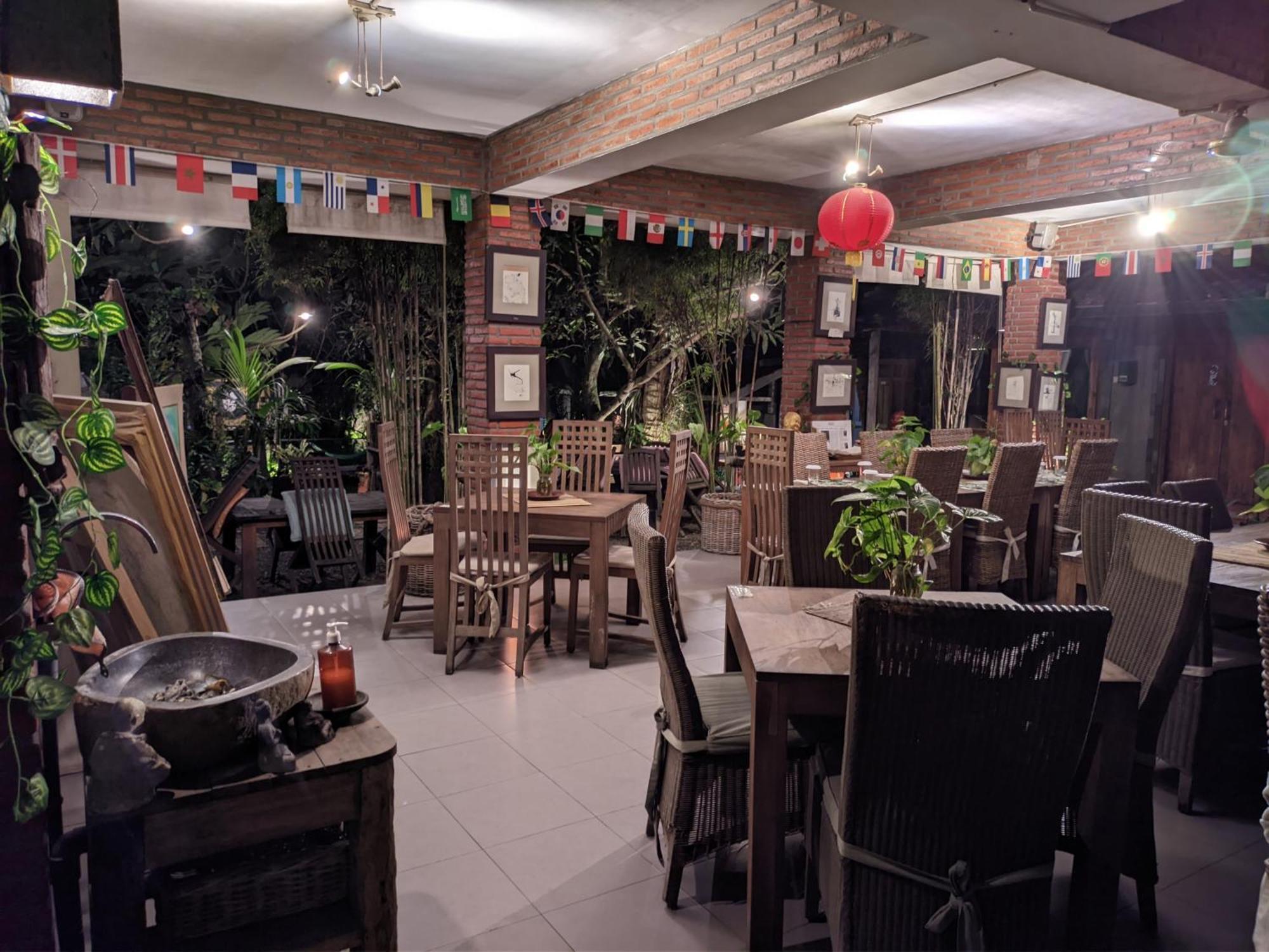 Astuti Gallery Homestay Джокьякарта Экстерьер фото