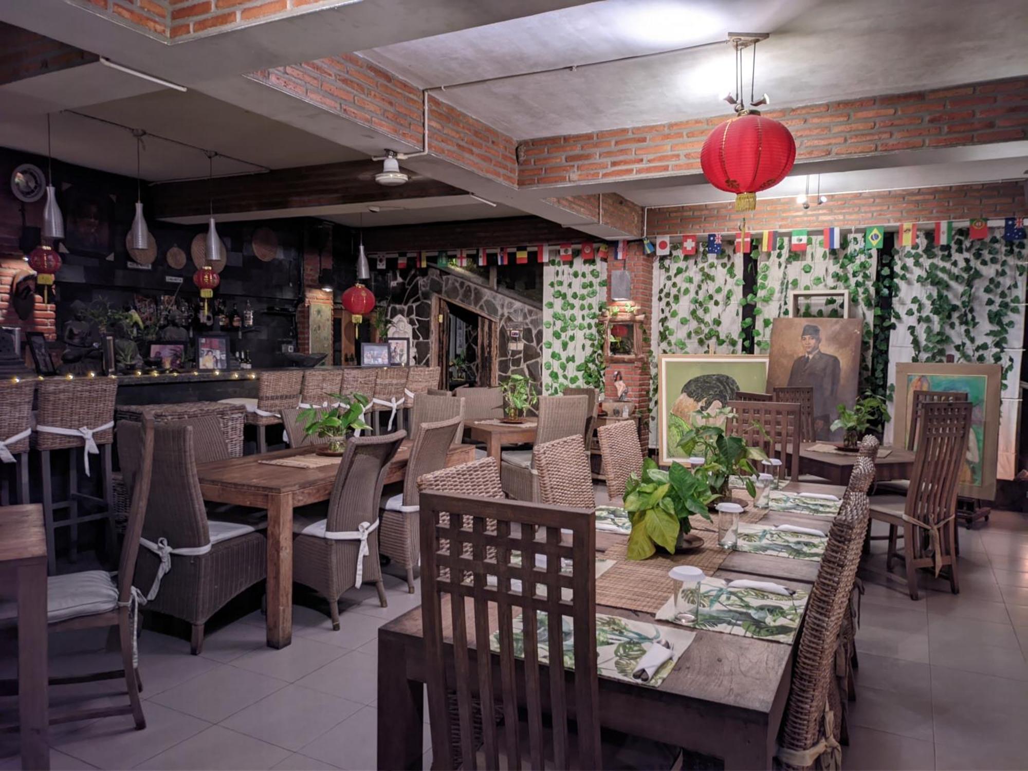 Astuti Gallery Homestay Джокьякарта Экстерьер фото