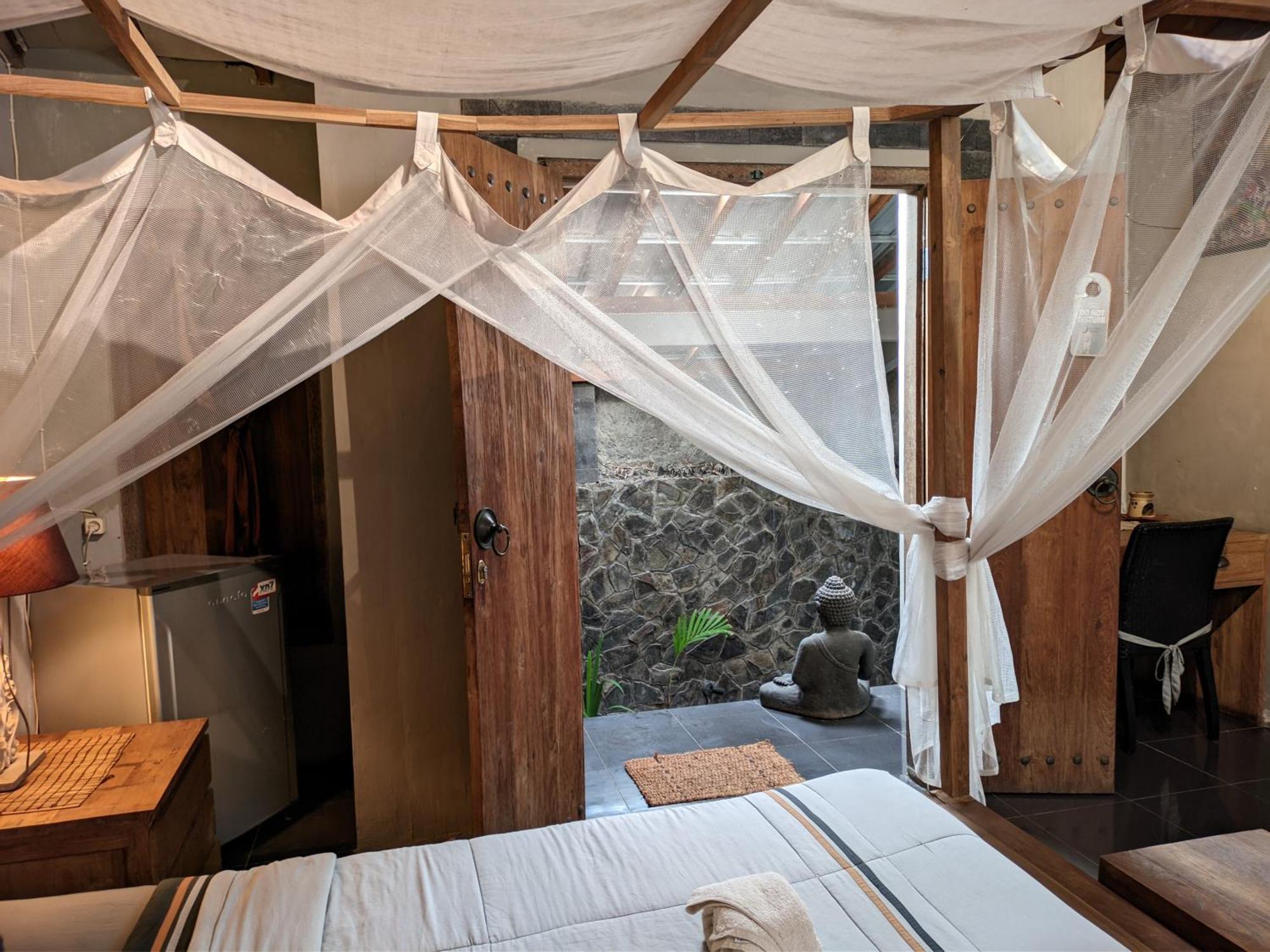 Astuti Gallery Homestay Джокьякарта Экстерьер фото