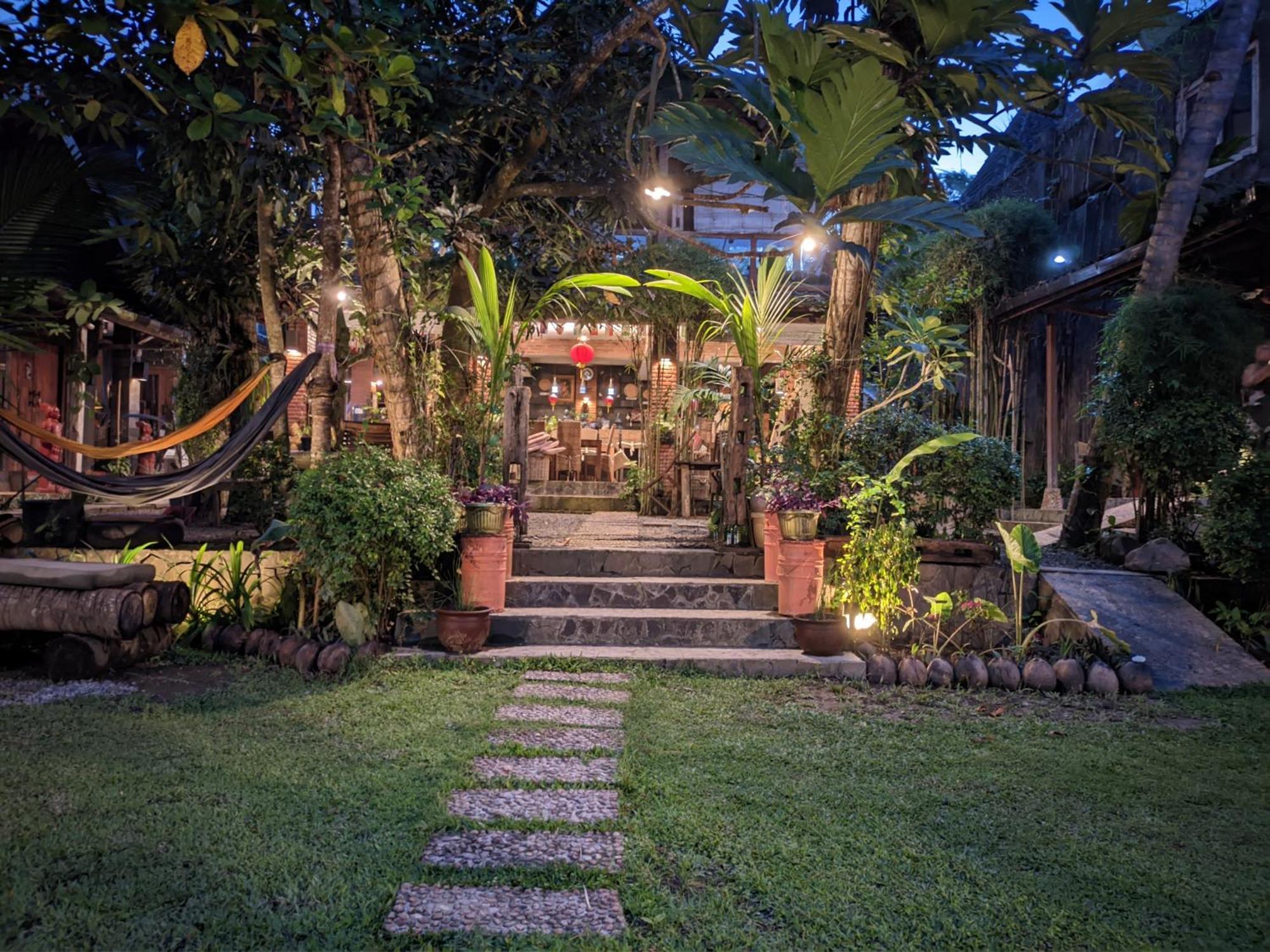 Astuti Gallery Homestay Джокьякарта Экстерьер фото