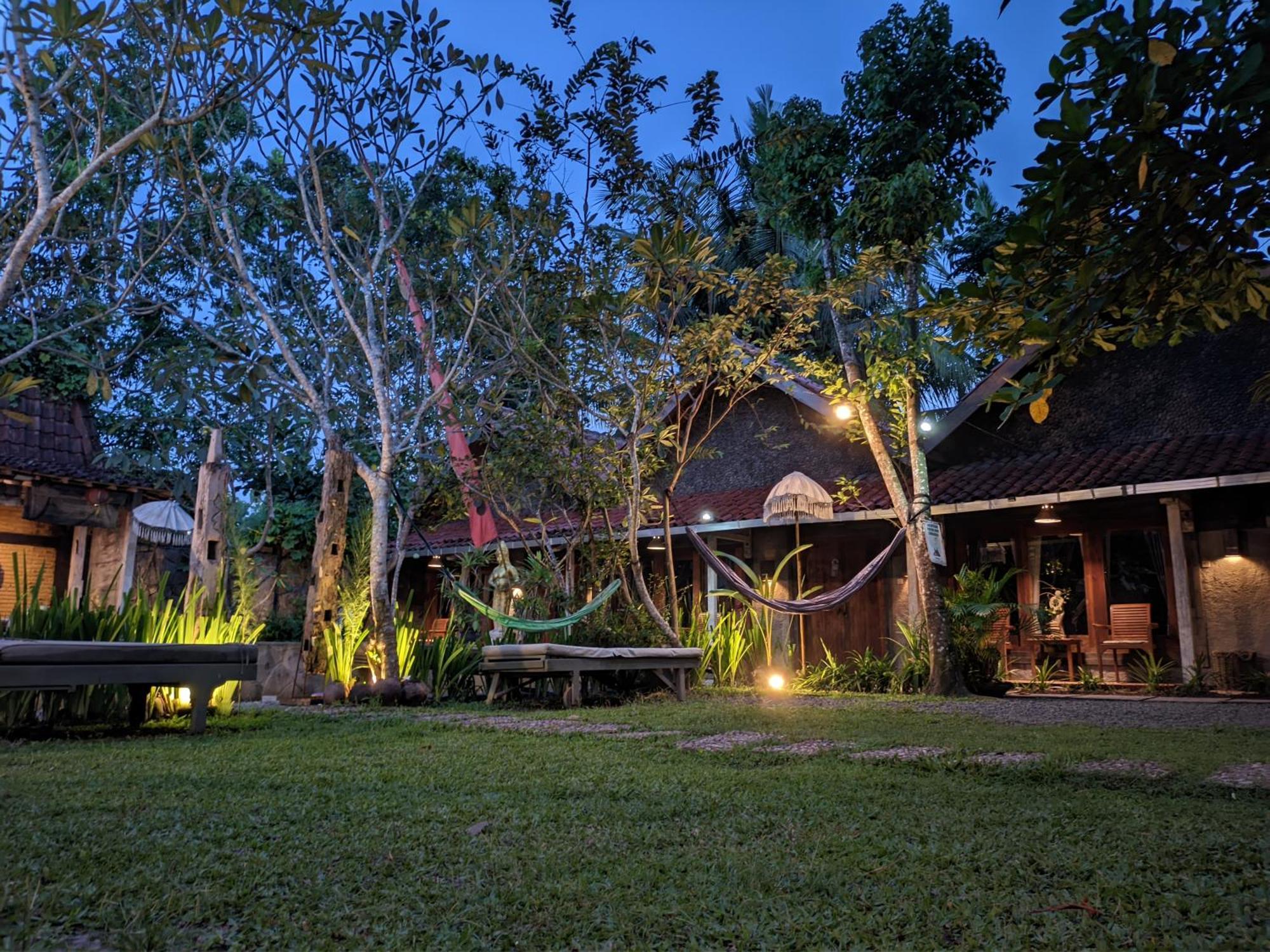 Astuti Gallery Homestay Джокьякарта Экстерьер фото