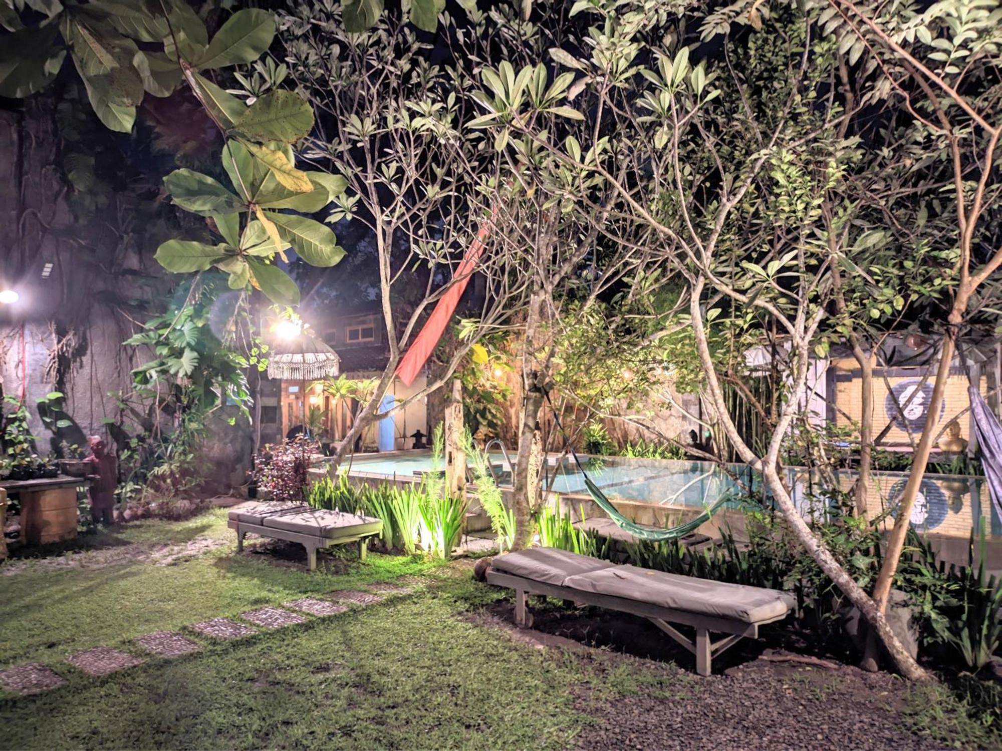 Astuti Gallery Homestay Джокьякарта Экстерьер фото