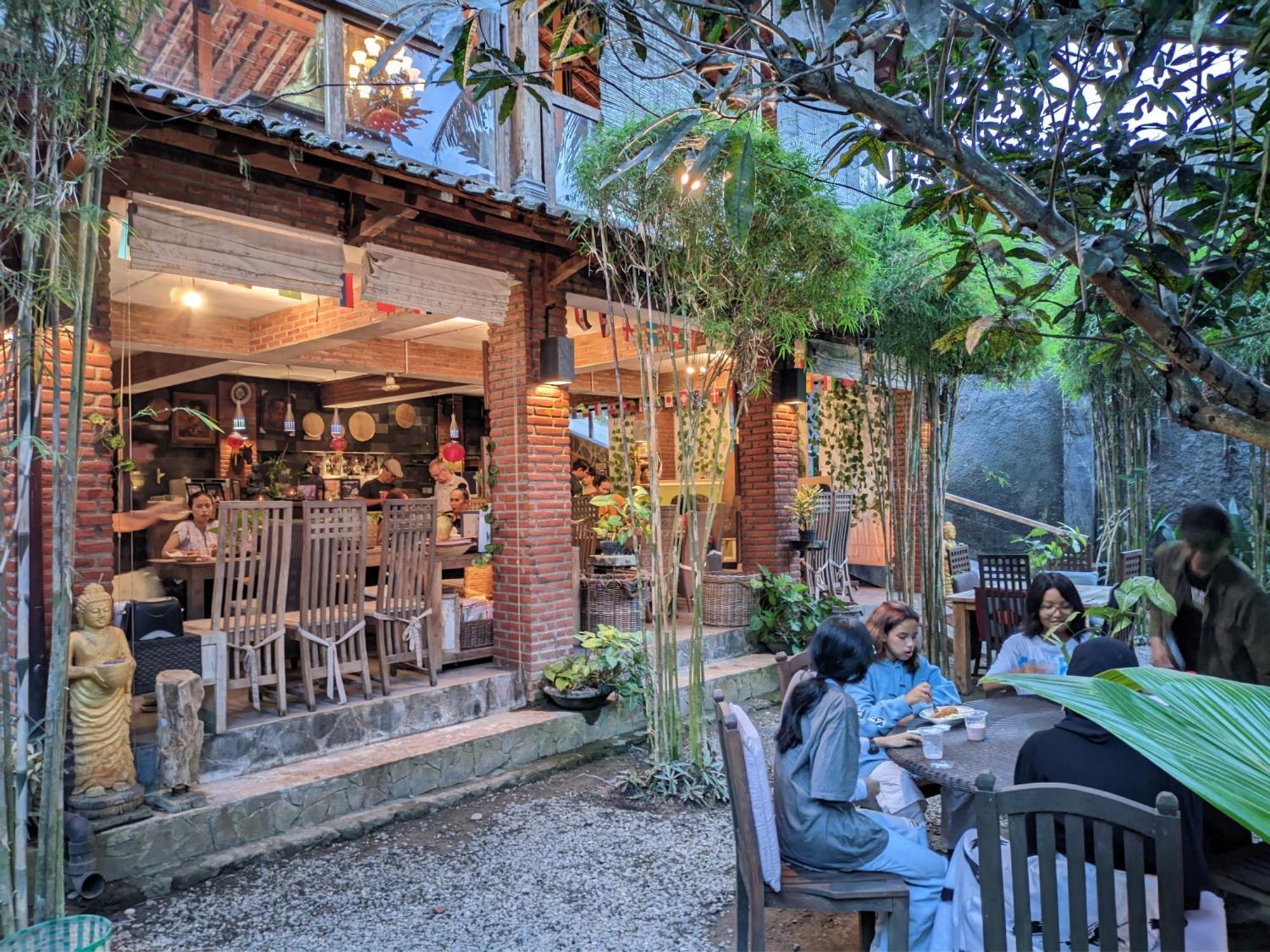 Astuti Gallery Homestay Джокьякарта Экстерьер фото