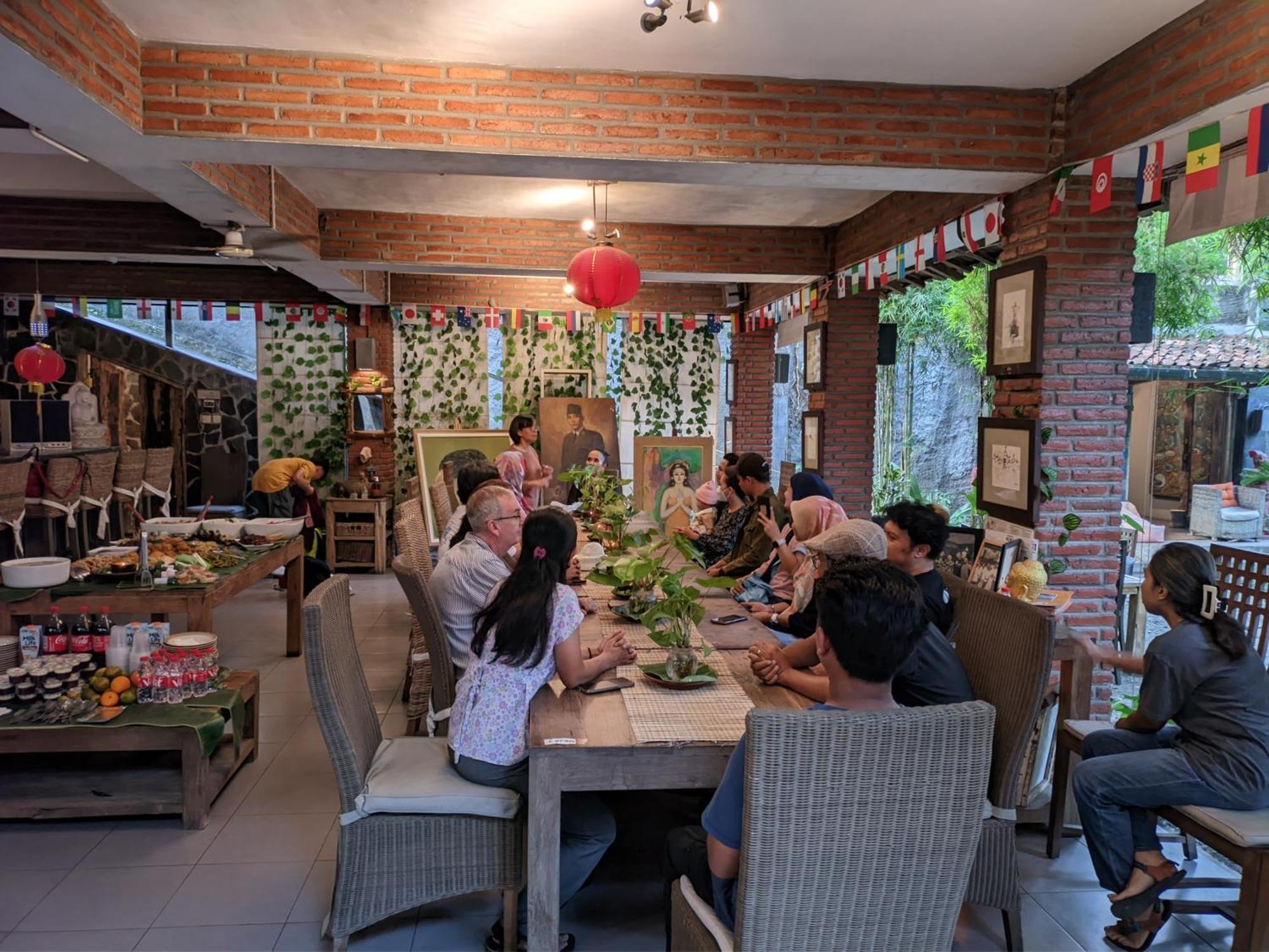 Astuti Gallery Homestay Джокьякарта Экстерьер фото