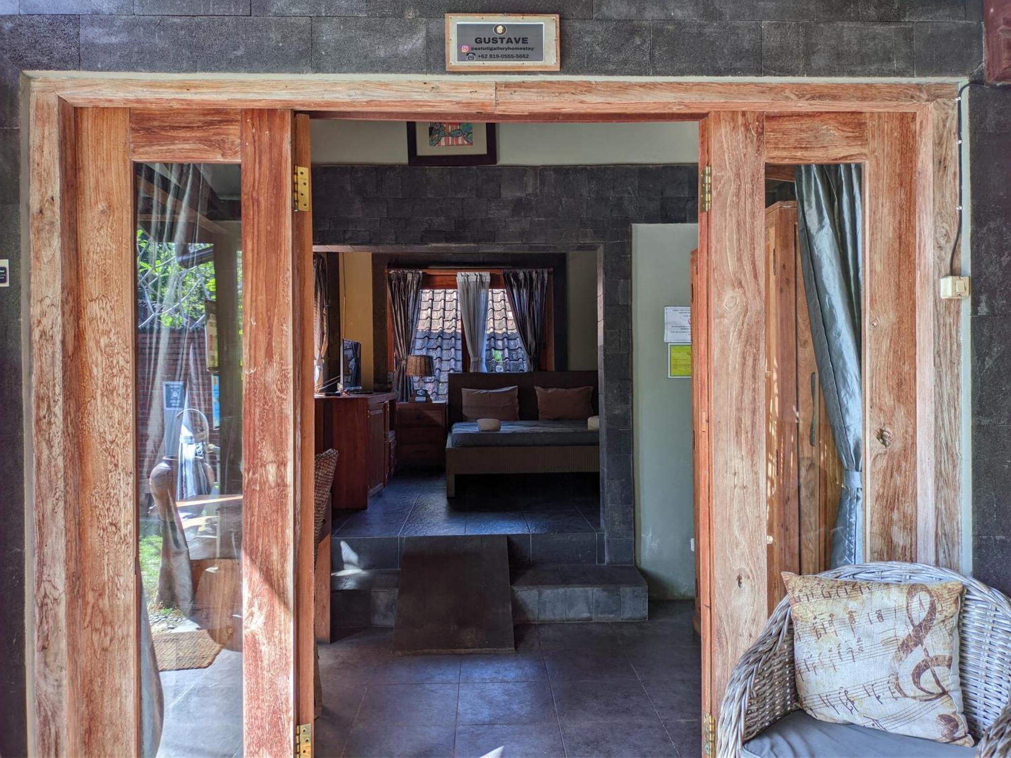 Astuti Gallery Homestay Джокьякарта Экстерьер фото