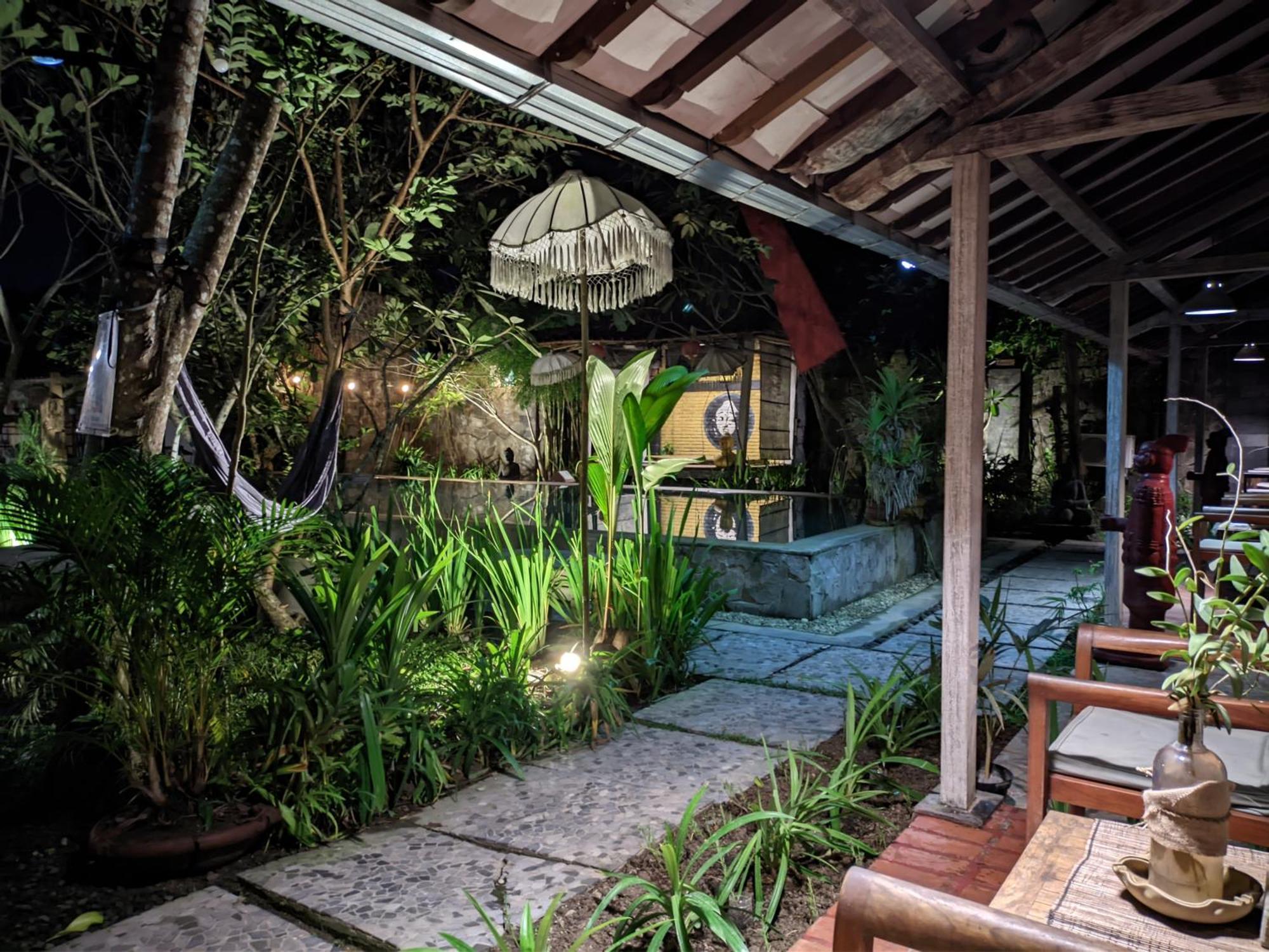 Astuti Gallery Homestay Джокьякарта Экстерьер фото
