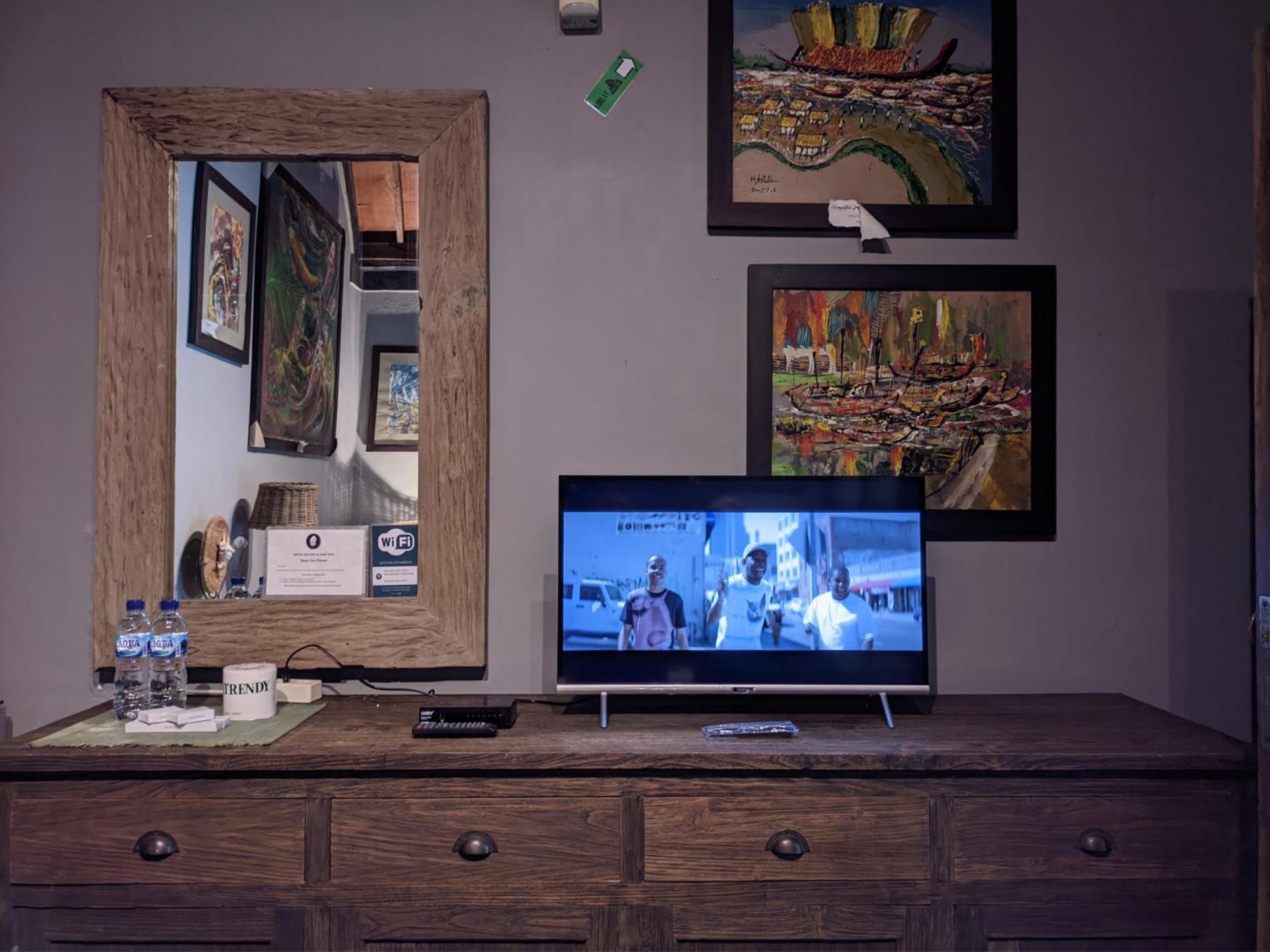 Astuti Gallery Homestay Джокьякарта Экстерьер фото