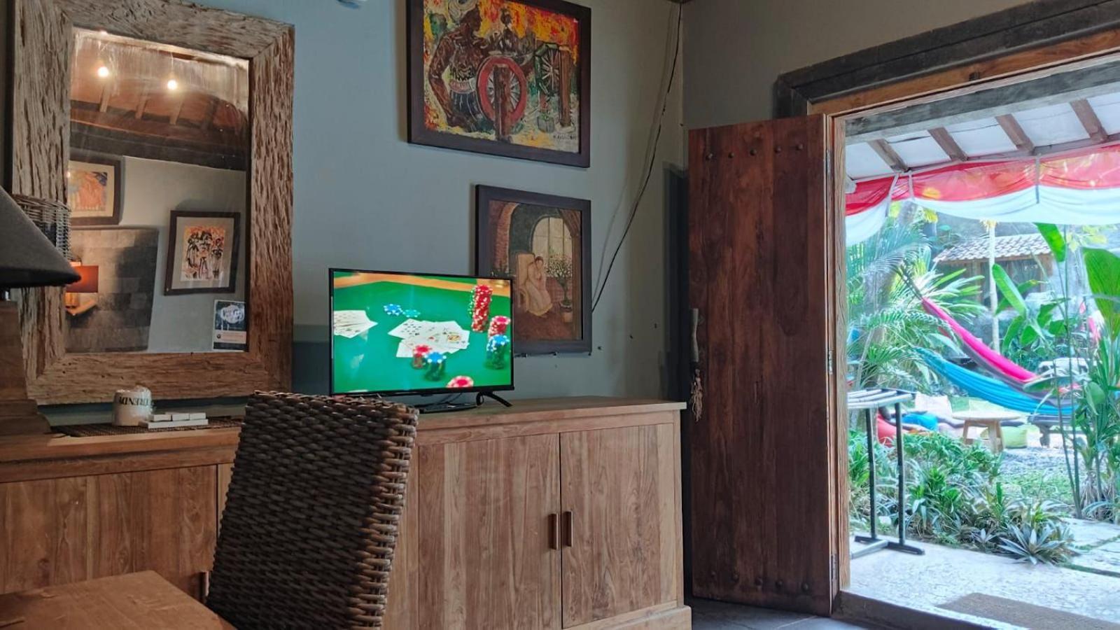 Astuti Gallery Homestay Джокьякарта Экстерьер фото