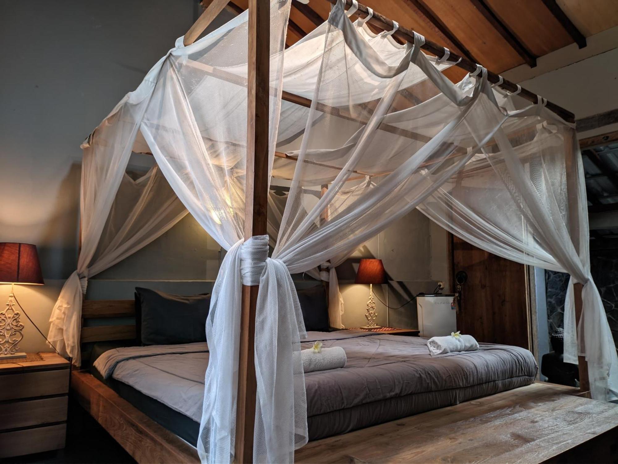 Astuti Gallery Homestay Джокьякарта Экстерьер фото