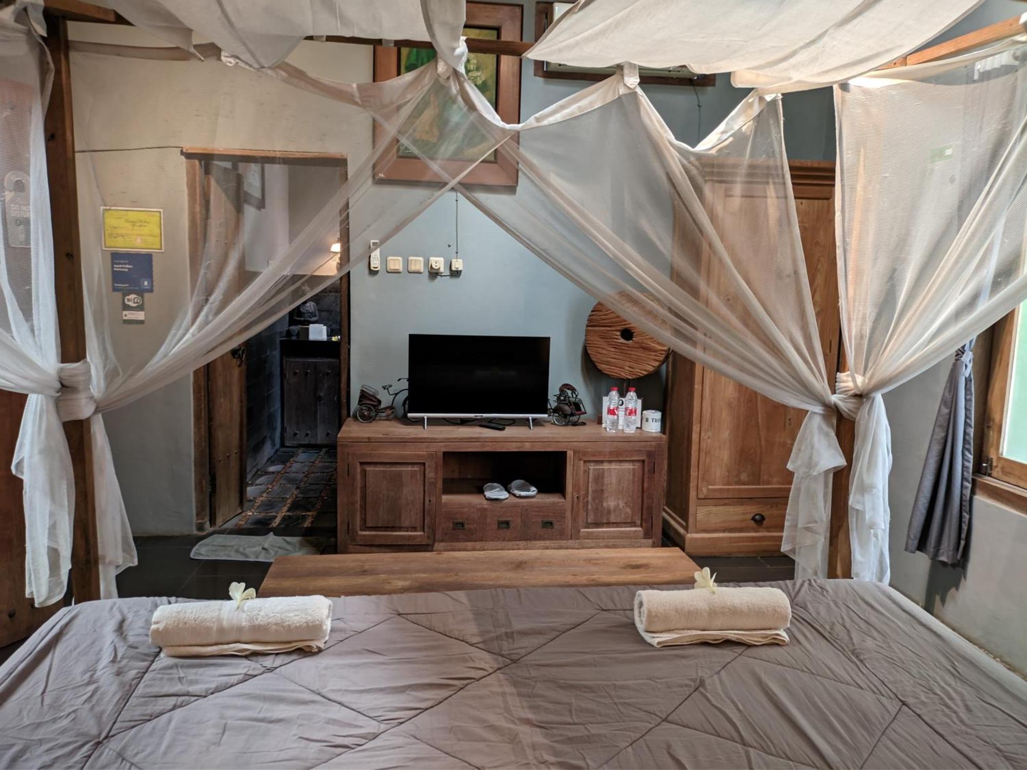 Astuti Gallery Homestay Джокьякарта Экстерьер фото