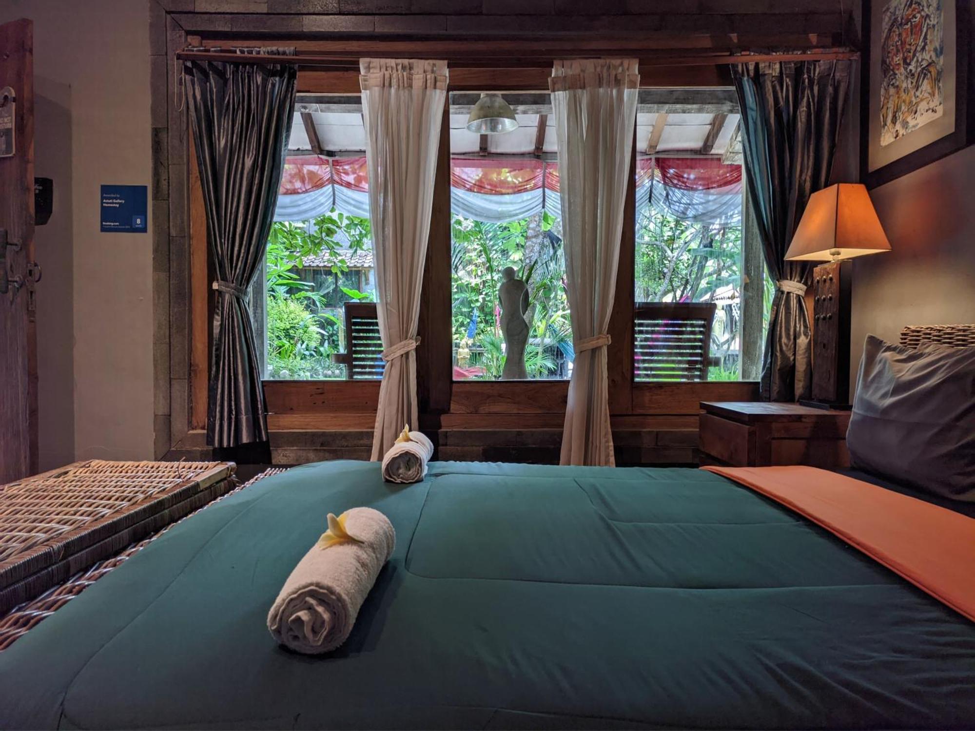 Astuti Gallery Homestay Джокьякарта Экстерьер фото