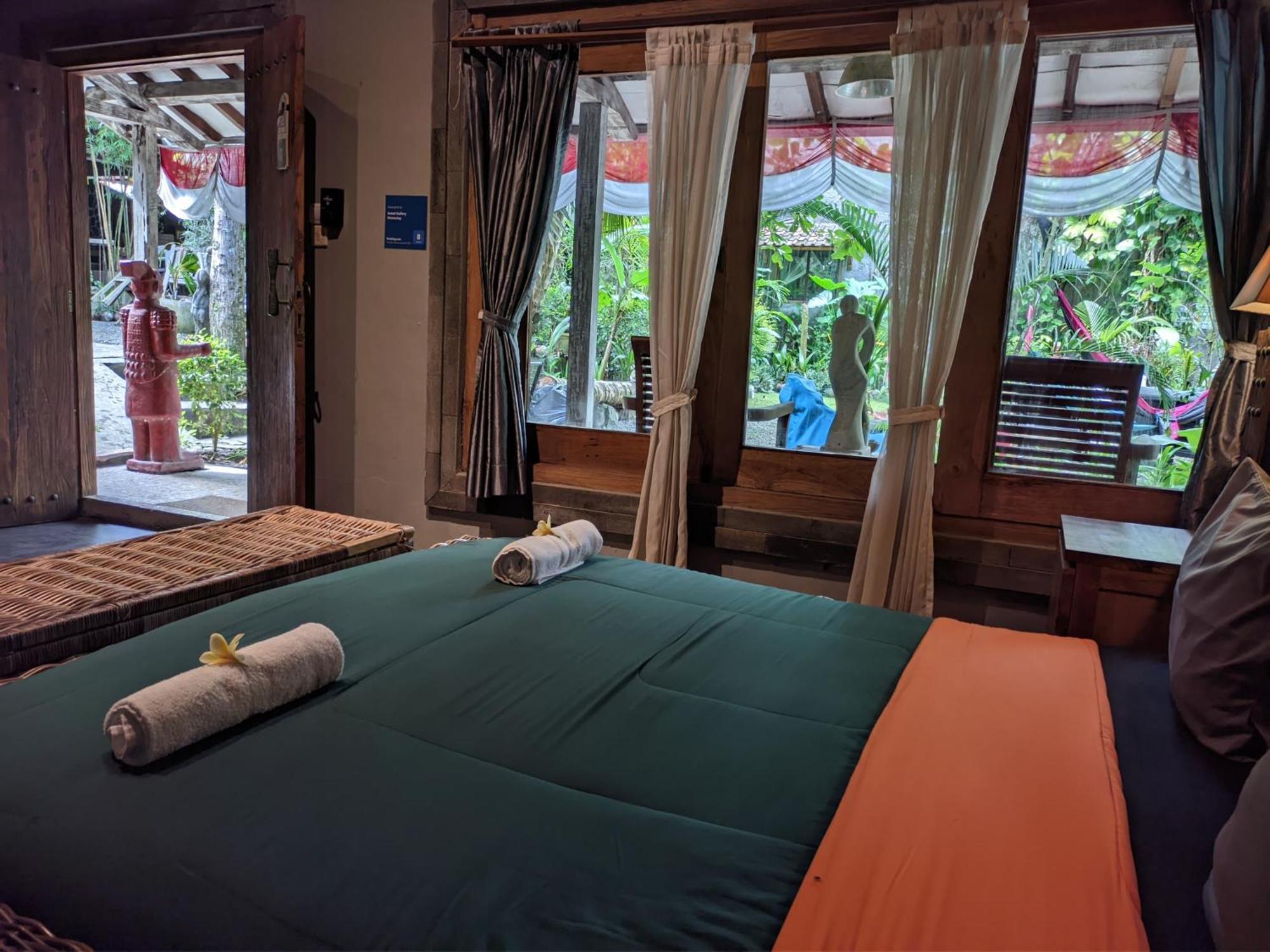 Astuti Gallery Homestay Джокьякарта Экстерьер фото