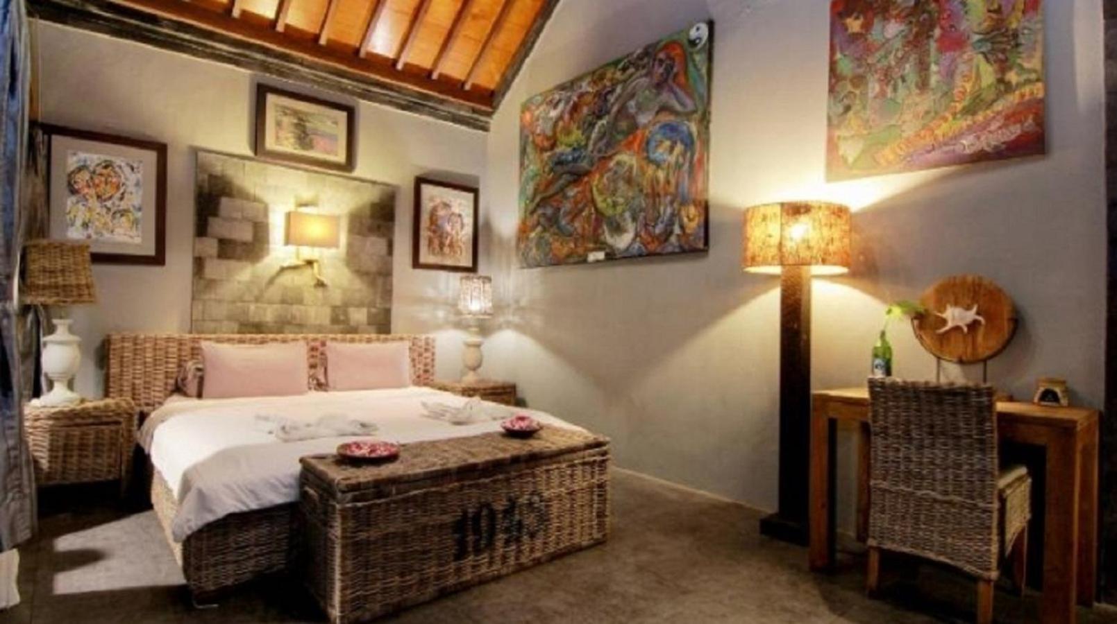 Astuti Gallery Homestay Джокьякарта Экстерьер фото